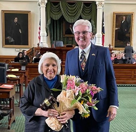 La senadora Judith Zaffirini recibe un mazo personalizado de parte del vicegobernador Dan Patrick en conmemoración de su setentamilésimo voto consecutivo en el Senado de Texas. Es la segunda en jerarquía en el Senado de Texas, y la primera como mujer y miembro hispano.