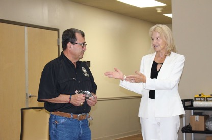 En la fotografía (de izquierda a derecha): senador Flores; directora ejecutiva de la Asociación de Empleados Públicos de Texas, Ann Bishop.