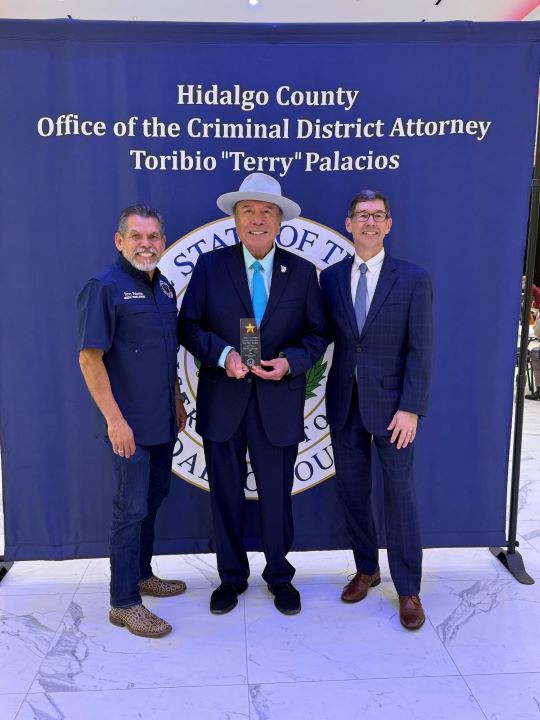 (Foto: equipo del senador Hinojosa, 3 de octubre de 2025) De izquierda a derecha: Toribio “Terry” Palacios, fiscal penal de distrito del condado de Hidalgo; senador Juan “Chuy” Hinojosa; y Shannon Edmonds, director ejecutivo de TDCAA.