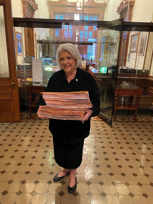 Son 84 los proyectos de la senadora Judith Zaffirini (D-Laredo) que entran en vigencia el 1 de septiembre. La senadora, que es la segunda en jerarquía en el Senado de Texas, y la primera como mujer y miembro hispano, consiguió la aprobación de 122 proyectos en la 88° Sesión Legislativa Ordinaria. Su récord de votación absoluta da cuenta de su ética de trabajo legendaria: la senadora lleva emitidos 72,028 votos consecutivos.