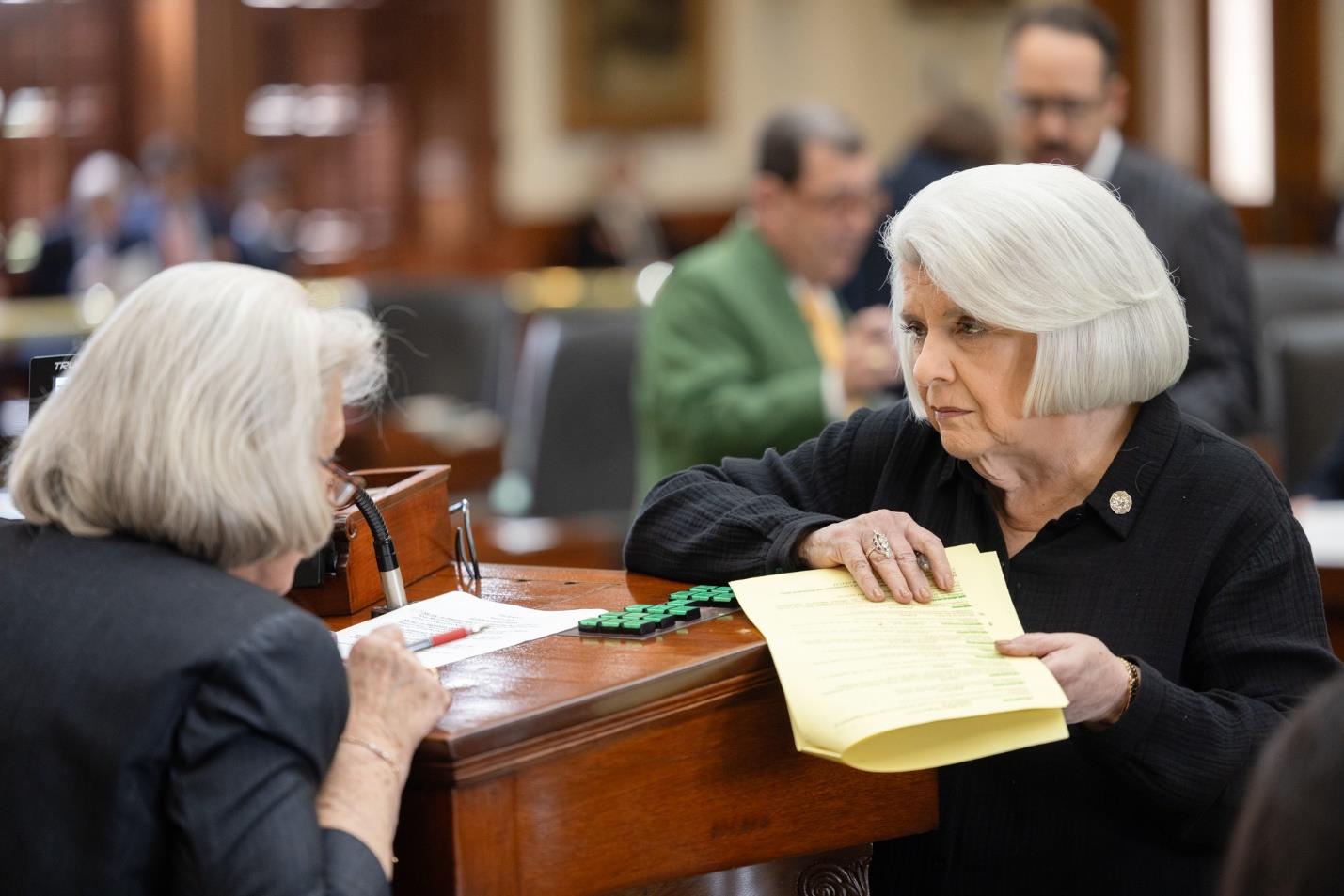 Foto: La senadora decana Judith Zaffirini se prepara para presentar legislación en el recinto del Senado en la 89.ª Sesión Ordinaria de la Legislatura de Texas.